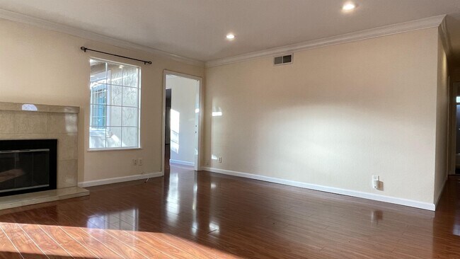 Building Photo - 960 Branham Ln