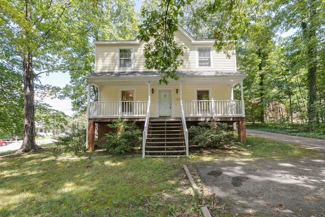 Primary Photo - Charming 3 bedroom House with a Huge Yard ...