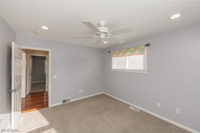 Building Photo - 23915 Glenhill Dr