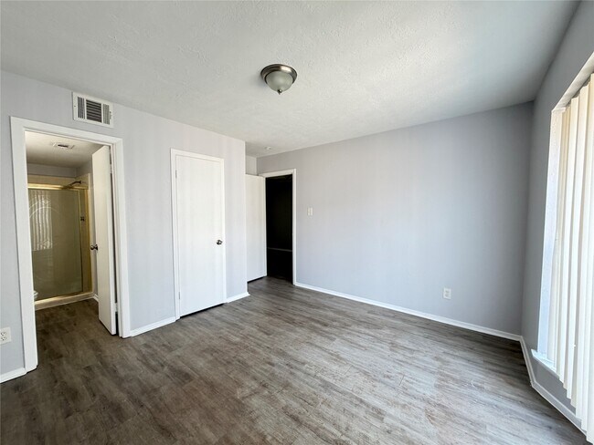 Building Photo - 11545 Beechnut St