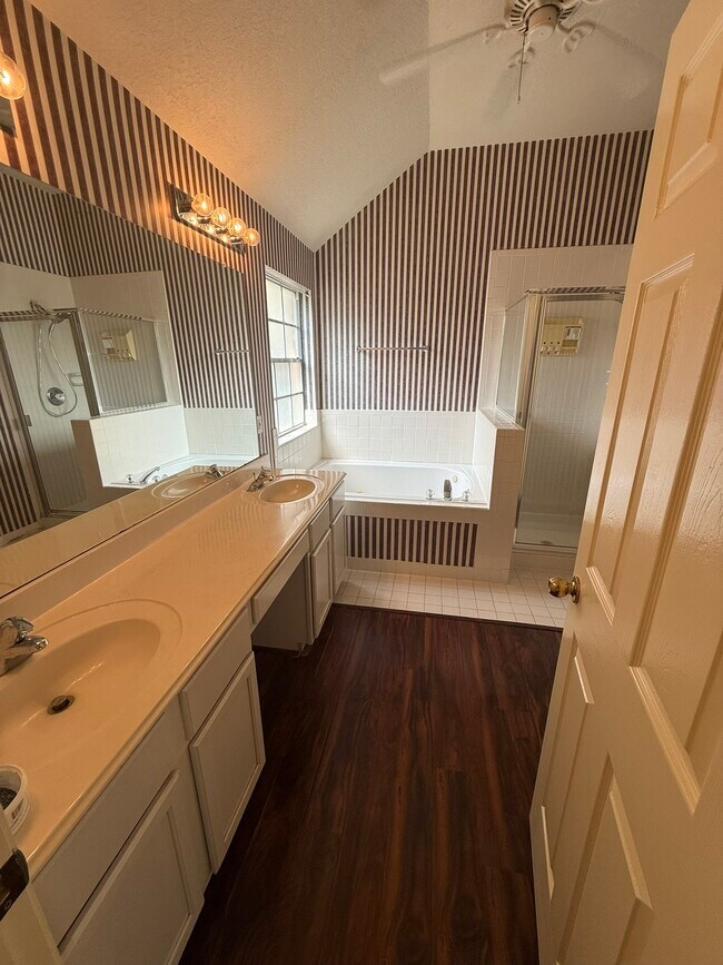 Building Photo - 2315 Glendavon Ln