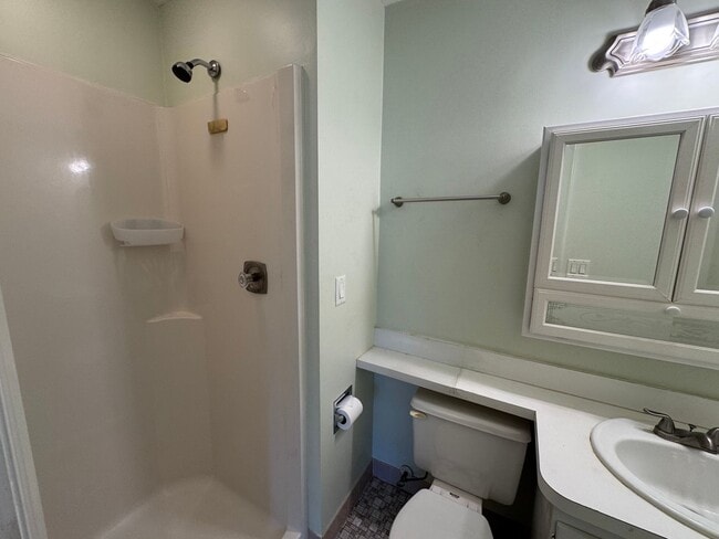 Building Photo - Spacious Shoreline 2 Bedroom Condo