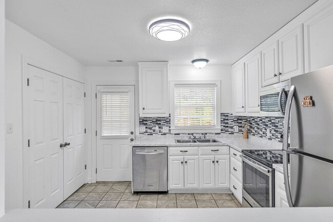 Building Photo - 900 Springwood Dr