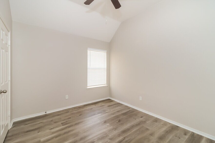 Building Photo - 4600 Summer Oaks Ln