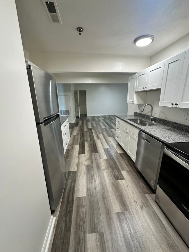 Building Photo - $1180 for Newly Renovated 1 bedroom in a 4...