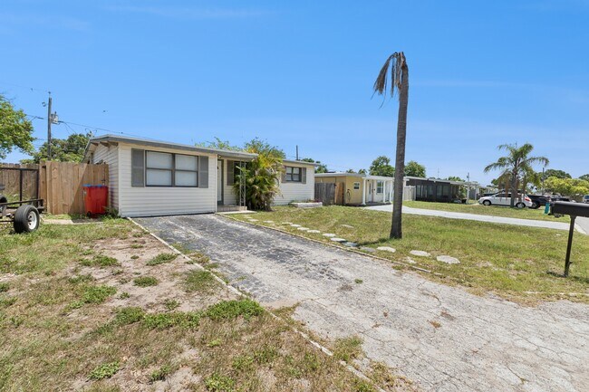 Building Photo - 10543-10117 117 Dr N