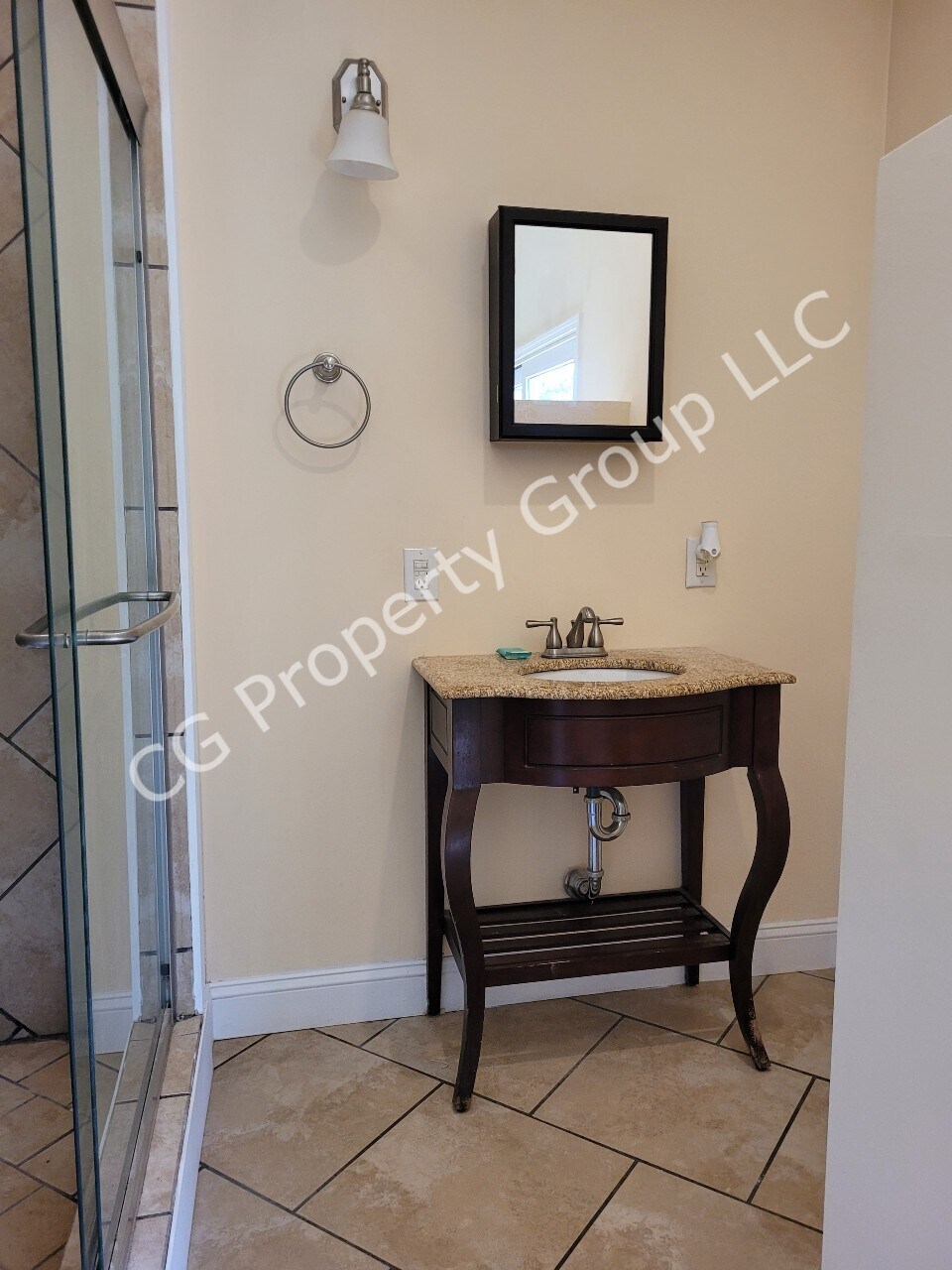 Master Bath - 1417 S Eastman Rd