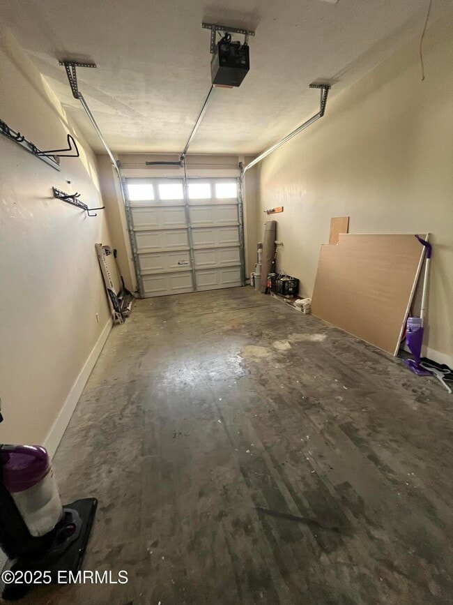 Building Photo - 391 Makenzie Ln