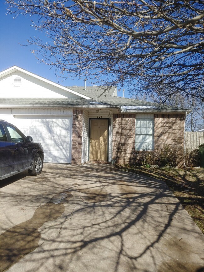 Building Photo - 204 Killdeer Dr