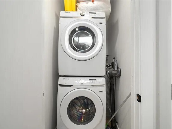 washer/dryer in closet - 400 E 30th St