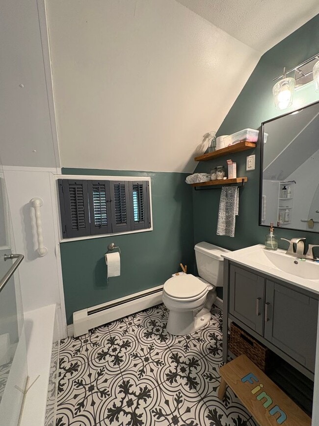 Building Photo - Cozy 3-Bedroom 1.5 -Bathroom Home with Fen...