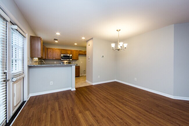 Building Photo - Great 3BD/2.5BA Home in Desirable Highland Creek!