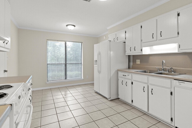 Building Photo - 219 Brooks Dr