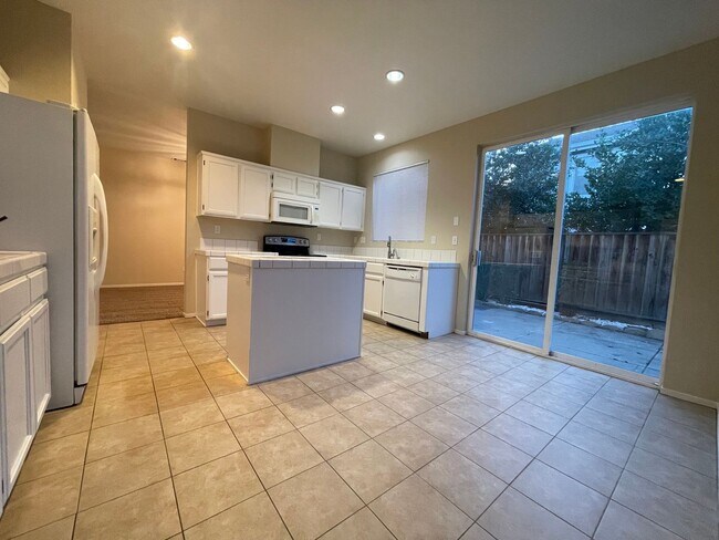 Building Photo - Wonderful Home Close to Shopping and Public Transportation.