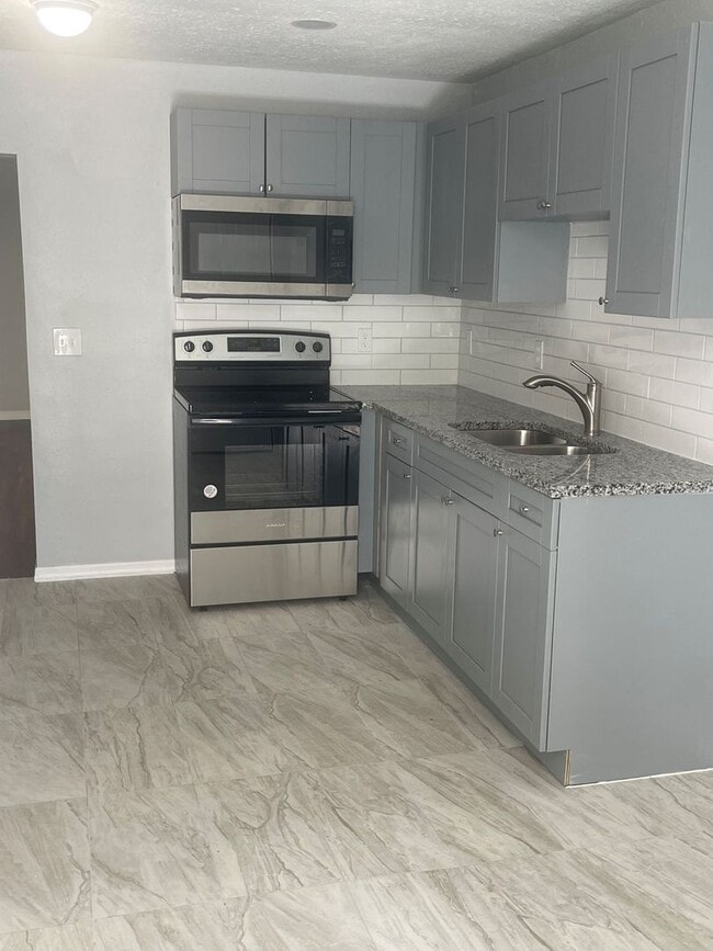 Building Photo - Fabulous 4 Bedroom 2 Bath!