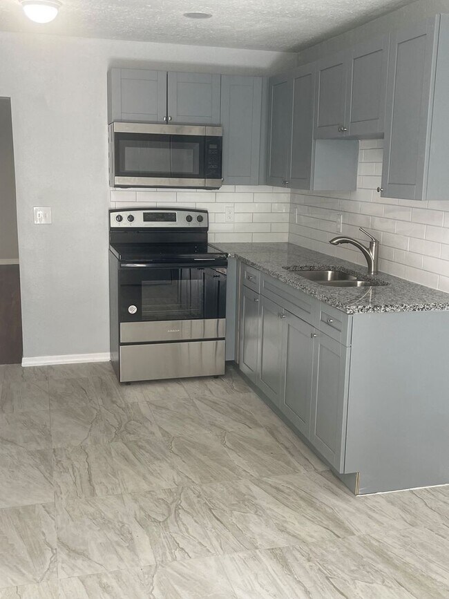 Building Photo - **Move in Ready 4/2 Single Family home