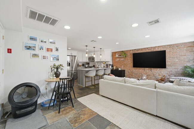 Building Photo - 405 Bloomfield St