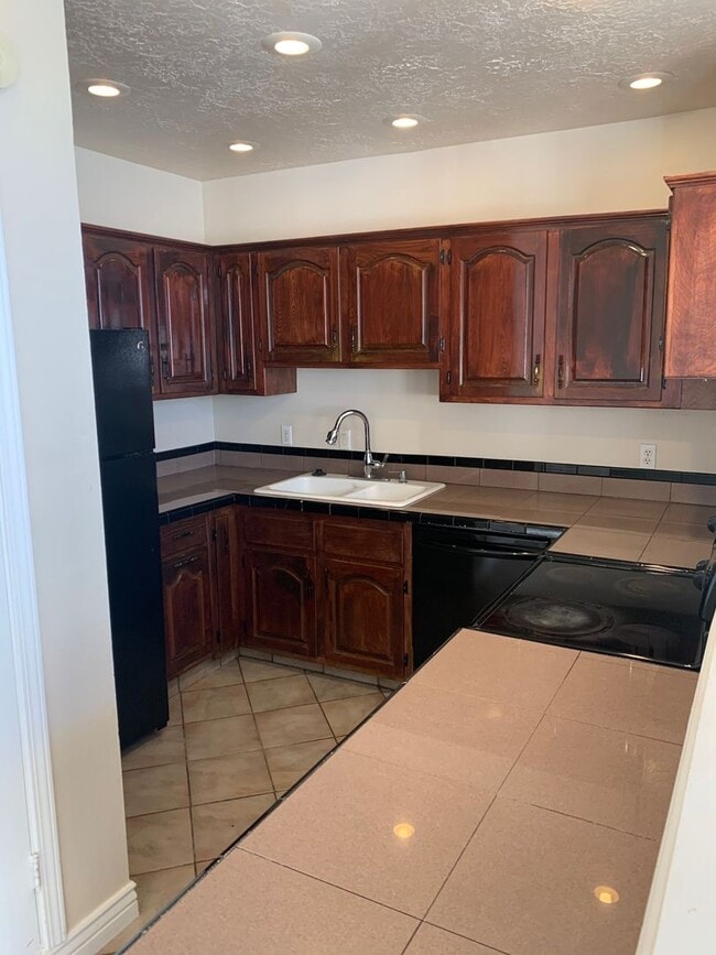 Building Photo - Townhome Near Temple