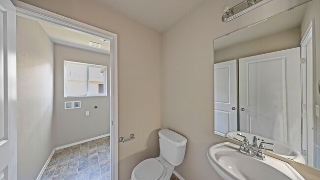 Building Photo - 4 Bed 2.5 Bath - Small Pet Friendly - Large Backyard - NAS Whidbey