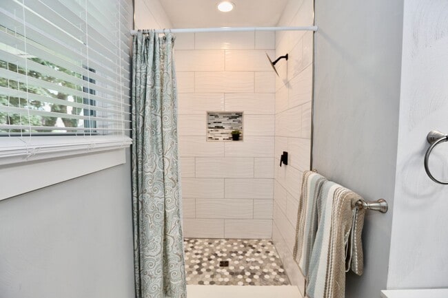 Building Photo - Updated & Ready 09-19-25! Pet Friendly - F...