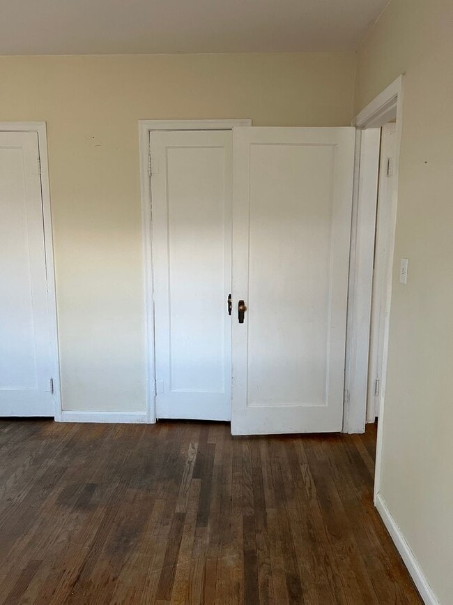 Building Photo - Charming 5 Bed, 2 bath home in the heart of Rexburg with detached 3 CAR GARAGE!!!!