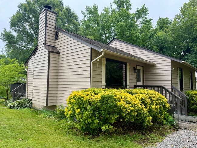 Building Photo - Adorable Recently Renovated 3 Bed 1.5 Bath...