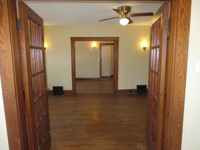 Building Photo - 826 Nuttman Ave