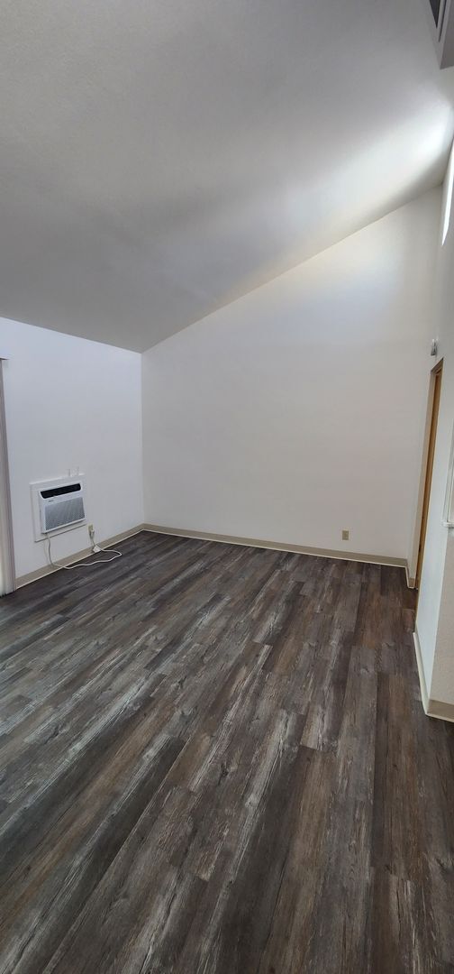 Building Photo - Condo with a balcony