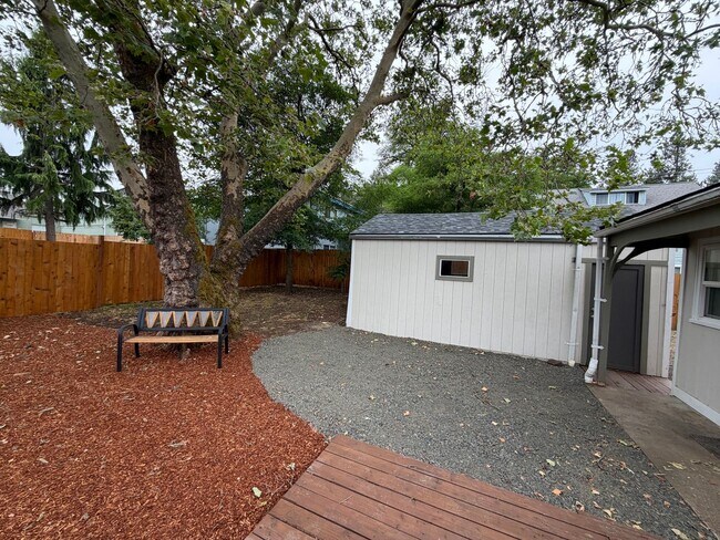 Building Photo - 2 Bedroom House in Eugene