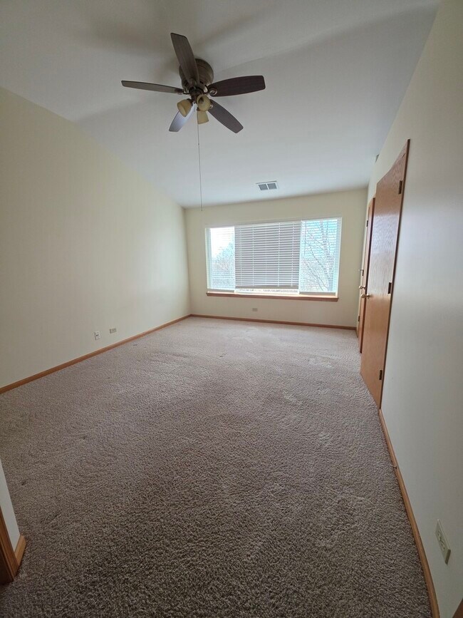 Building Photo - 10 Waverly Ct