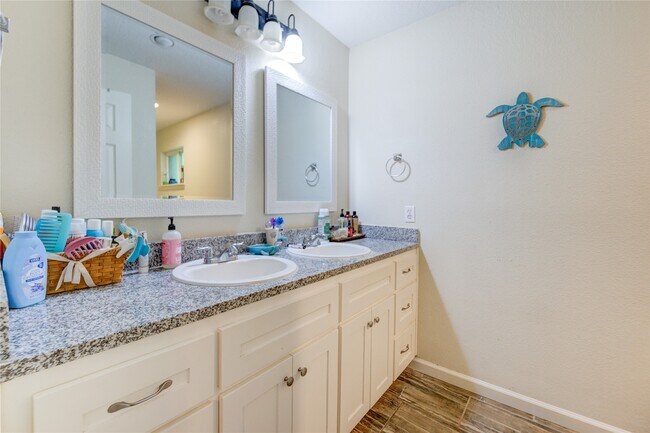 Building Photo - 3530 Kentwood Dr