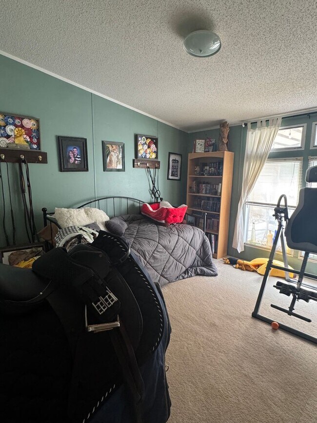 Building Photo - Spacious 3-Bedroom Home with Fenced Lot an...