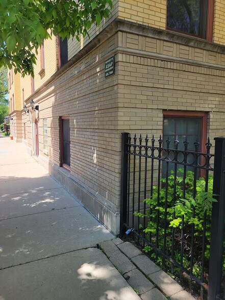 Building Photo - 2706 W Ainslie St