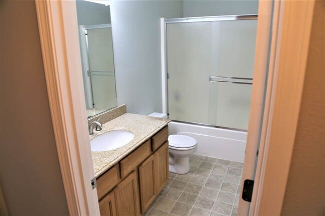 Building Photo - 3 bed 2 bath Big Garden, Close to park and...