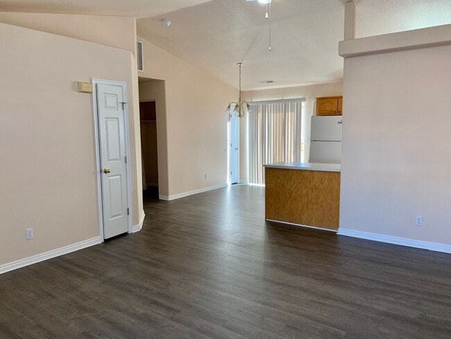Building Photo - Affordable 2-BR Condo is Centrally Located