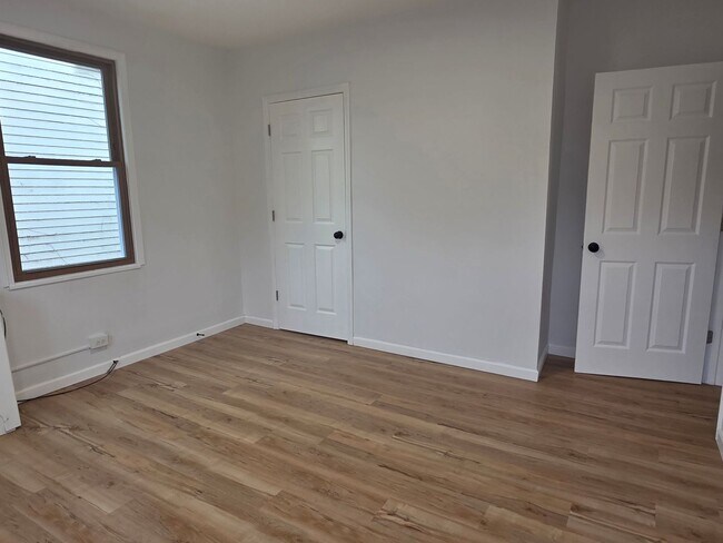 Building Photo - Newly Updated 2 bedroom apartment located ...