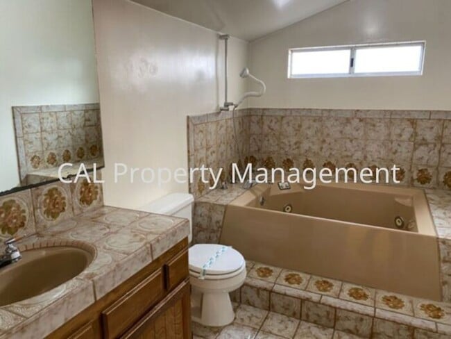 Building Photo - Charming 3 Bedroom in Monterey, CA