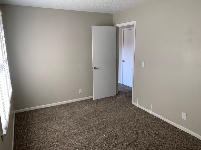 Building Photo - 105 Hill Rd