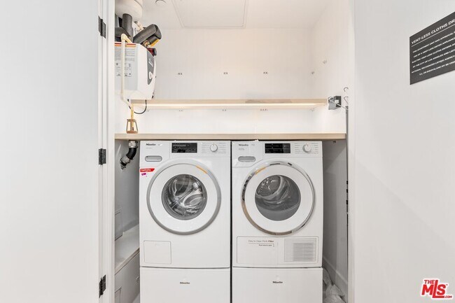 Building Photo - 10777 Wilshire Blvd