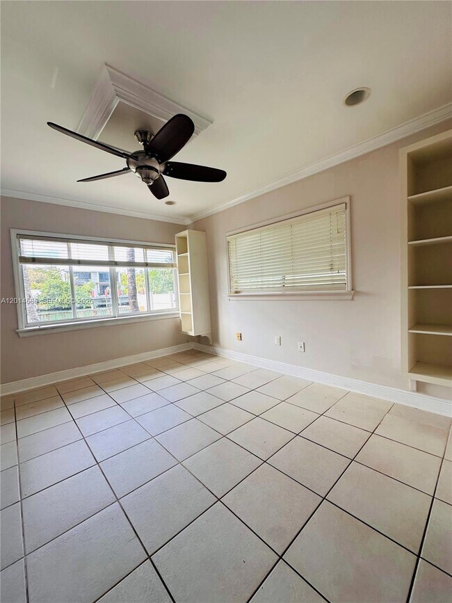Building Photo - 2033 Calais Dr