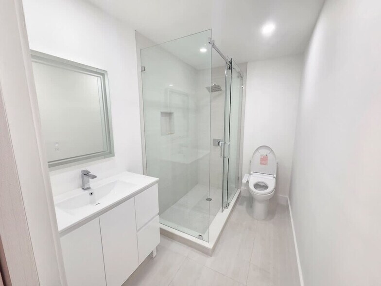 Building Photo - 806 NE 4th St