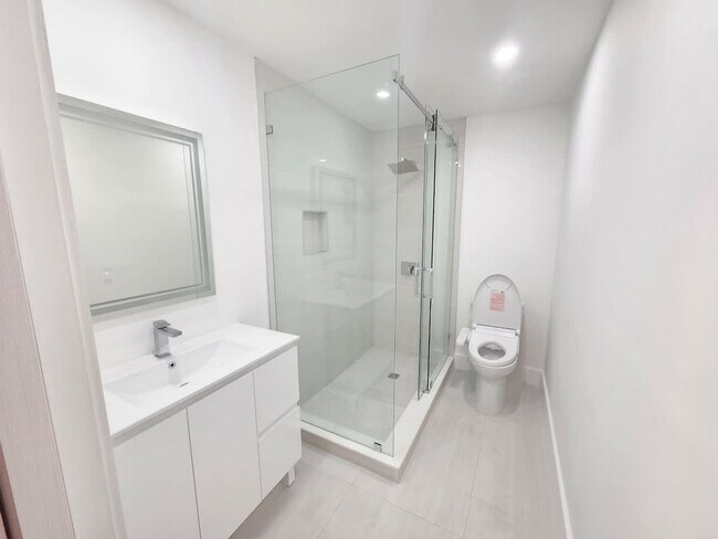 Building Photo - 806 NE 4th St