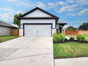 Building Photo - Comfortable One-Level 3BD/2BA with Natural...