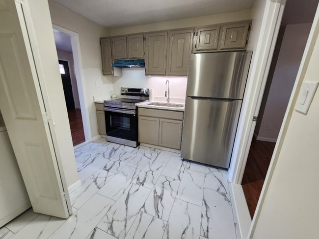 Building Photo - 22 Crescent St