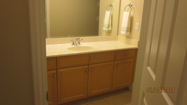 Building Photo - HILLCREST - 1 BED / 1 BATH TOP FLOOR CONDO.