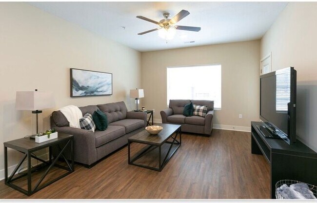 Building Photo - 2 Bedroom Luxury Apartment in the Northland of KCMO