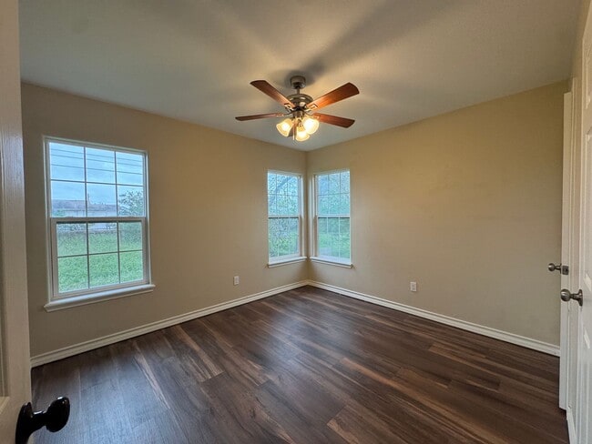 Building Photo - Ready for move in!