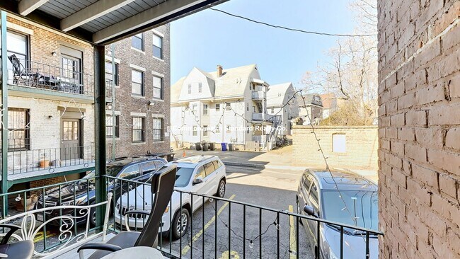 Building Photo - 27 Glenville Ave