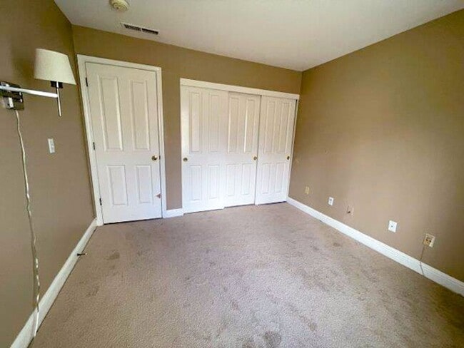 Building Photo - Cozy 2 Bedroom Ground Level Condo In The Highly Desirable New Park Village Community in Newark