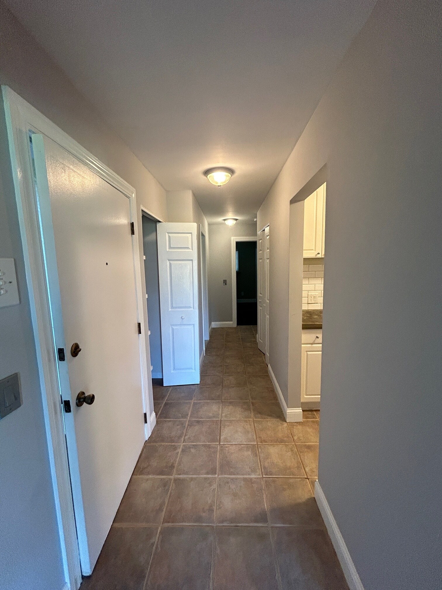 Building Photo - 683 E Fox Hills Dr